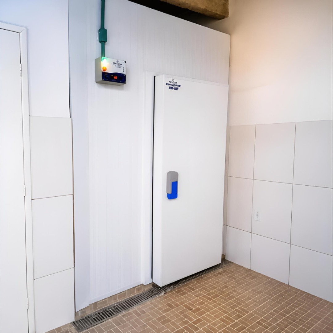 Câmara fria com painel elétrico de controle de temperatura instalado