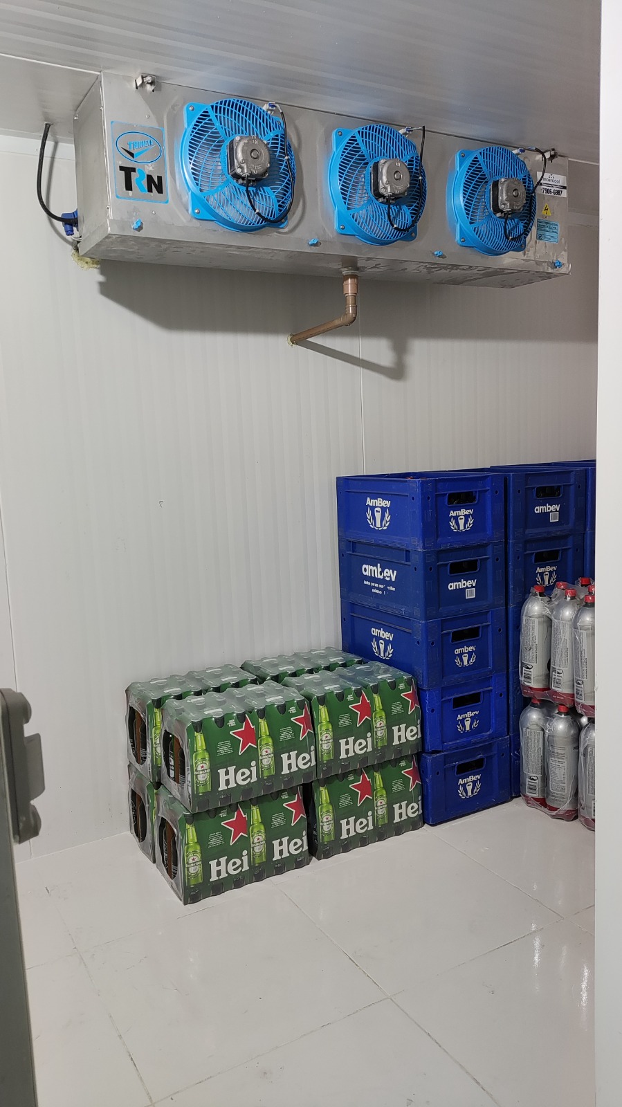 Câmara fria estocando bebidas para distribuidora