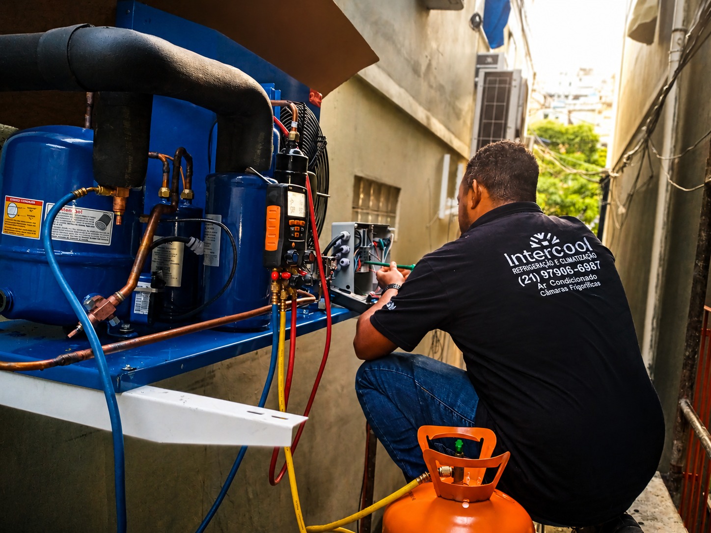 Técnico Intercool realizando manutenção em unidade condensadora externa